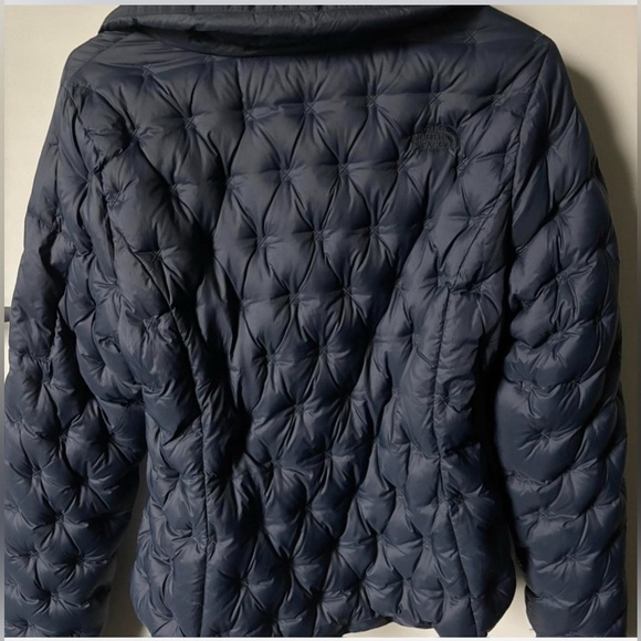 The North Face Holladown crop Cross-Stitch Goose Down Puffer Jacket, size Medium - Picture 4 of 17